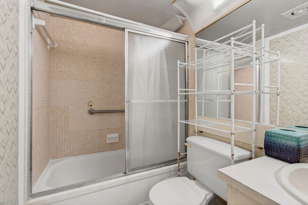 Active With Contract: $65,000 (1 beds, 1 baths, 702 Square Feet)