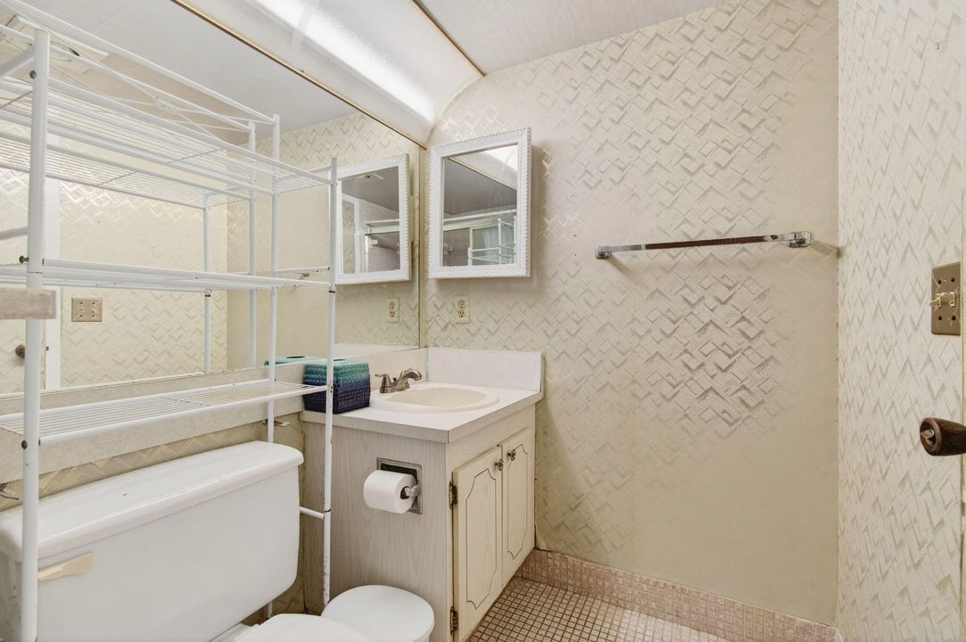 Active With Contract: $65,000 (1 beds, 1 baths, 702 Square Feet)