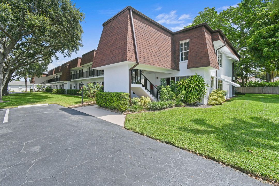 For Sale: $215,000 (2 beds, 2 baths, 915 Square Feet)