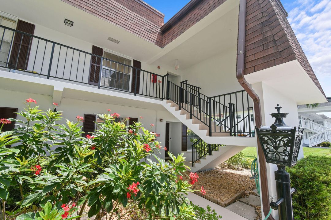 For Sale: $215,000 (2 beds, 2 baths, 915 Square Feet)