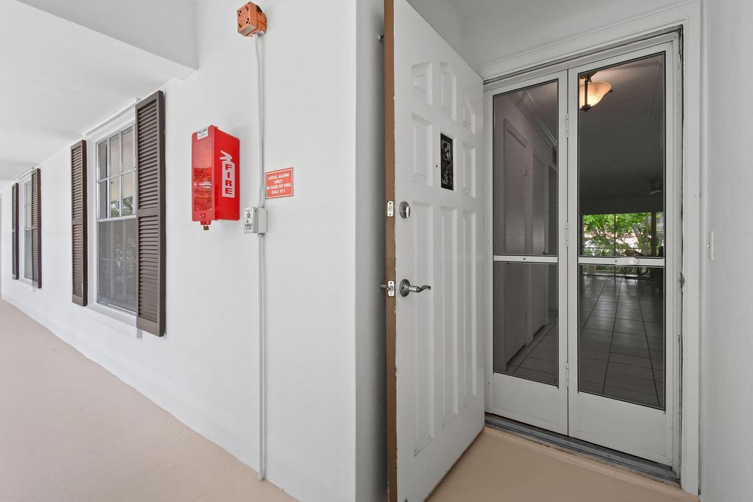 For Sale: $215,000 (2 beds, 2 baths, 915 Square Feet)