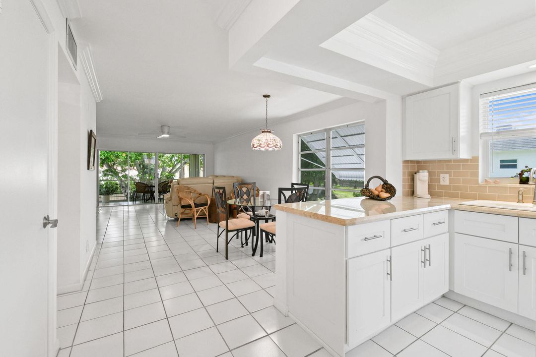 For Sale: $215,000 (2 beds, 2 baths, 915 Square Feet)