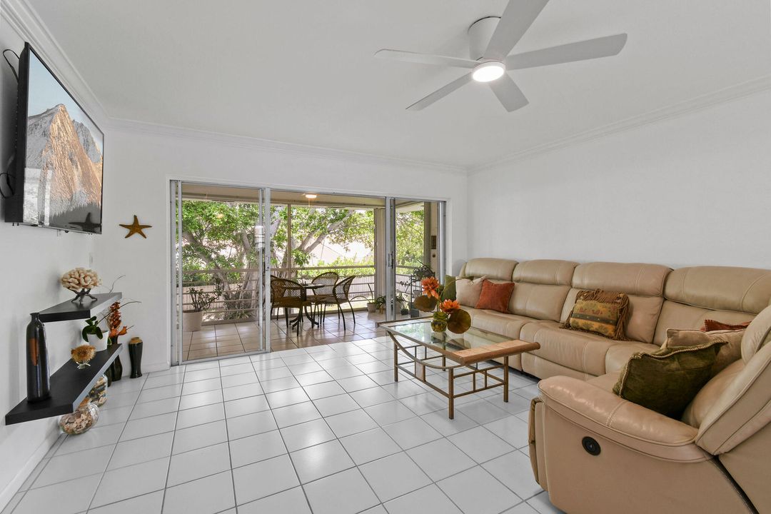 For Sale: $215,000 (2 beds, 2 baths, 915 Square Feet)