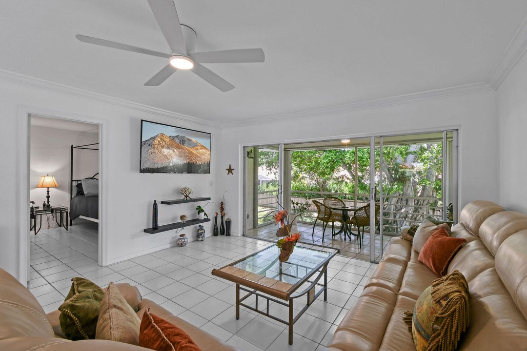 For Sale: $215,000 (2 beds, 2 baths, 915 Square Feet)