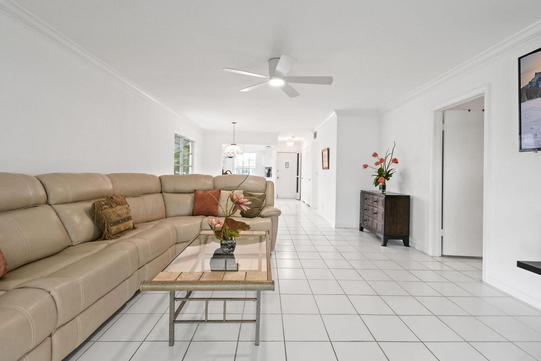 For Sale: $215,000 (2 beds, 2 baths, 915 Square Feet)