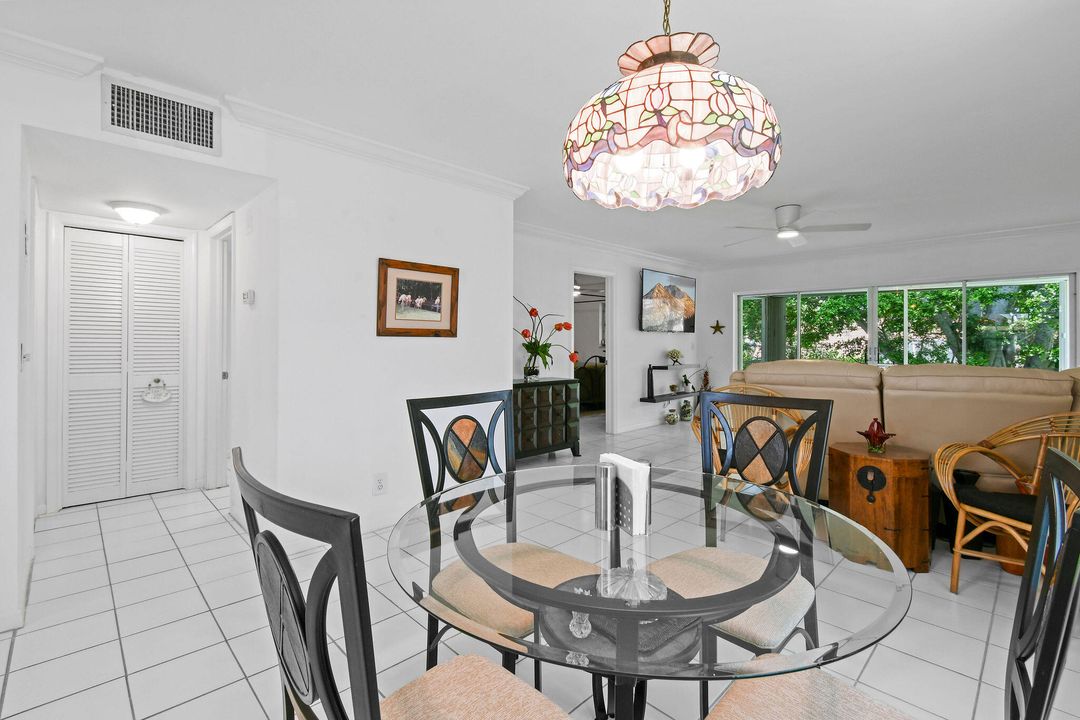 For Sale: $215,000 (2 beds, 2 baths, 915 Square Feet)