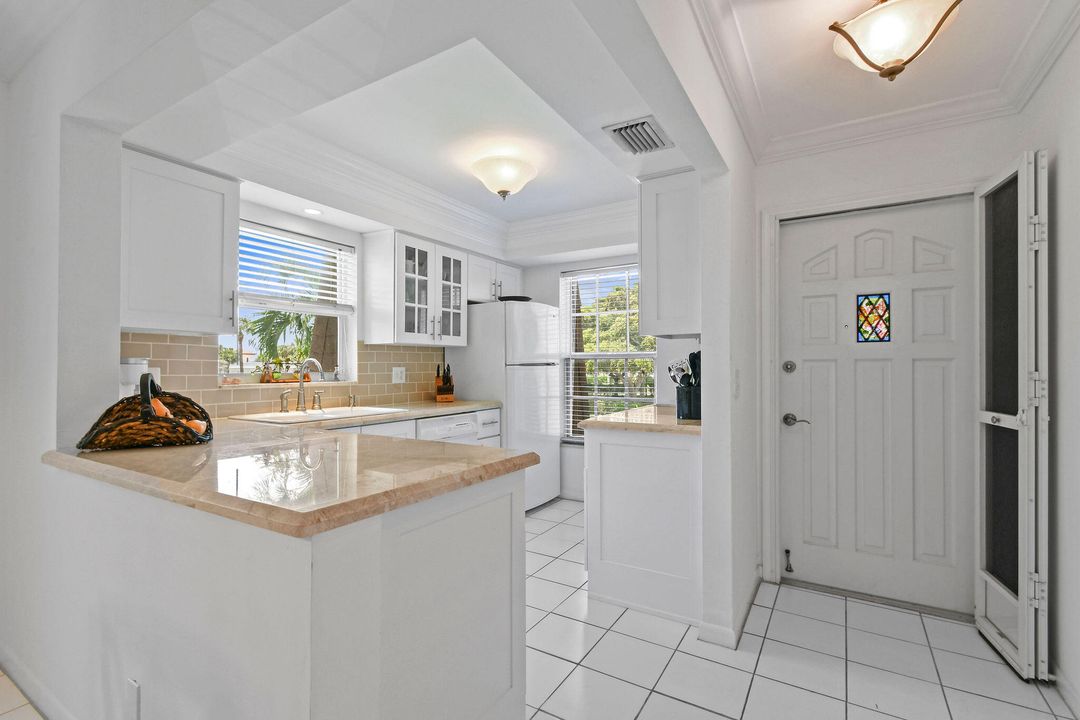 For Sale: $215,000 (2 beds, 2 baths, 915 Square Feet)