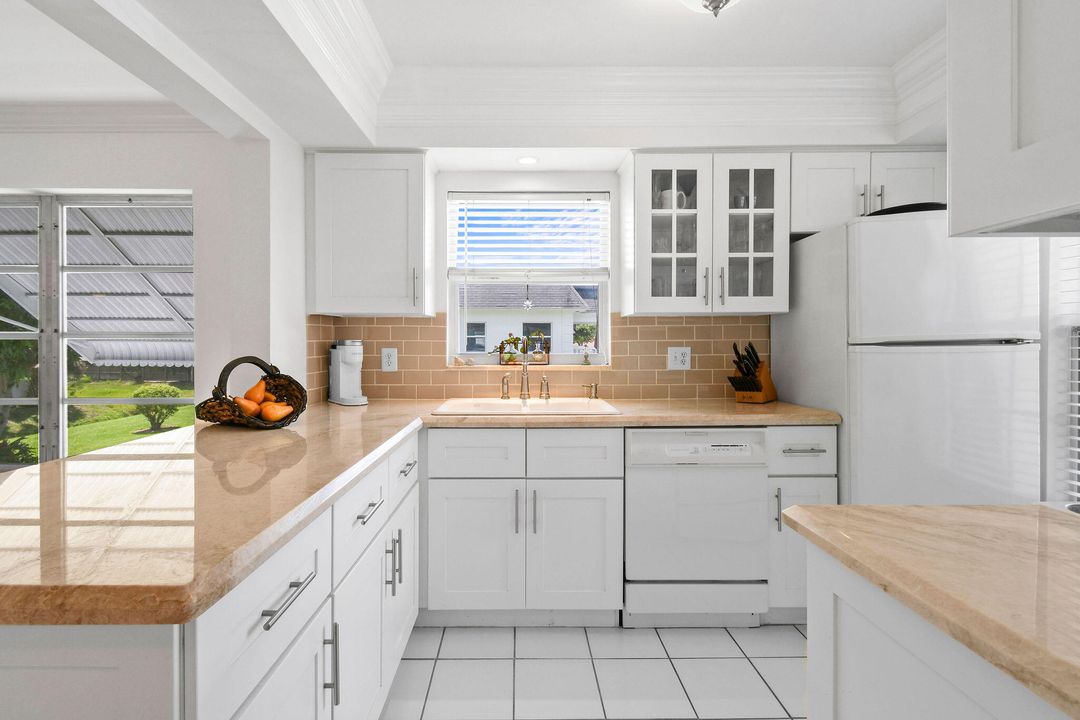 For Sale: $215,000 (2 beds, 2 baths, 915 Square Feet)