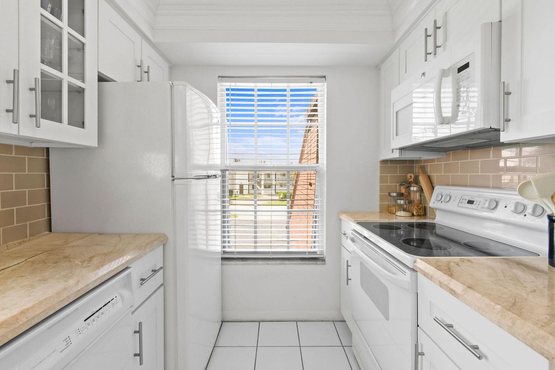 For Sale: $215,000 (2 beds, 2 baths, 915 Square Feet)