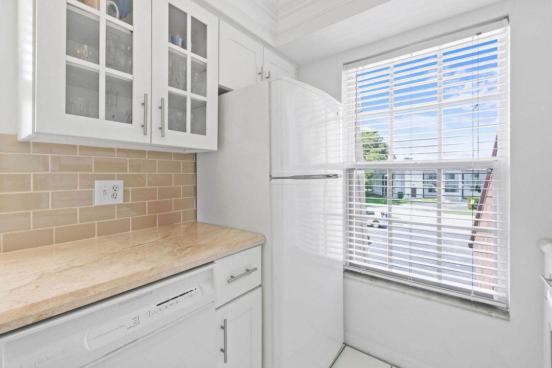 For Sale: $215,000 (2 beds, 2 baths, 915 Square Feet)