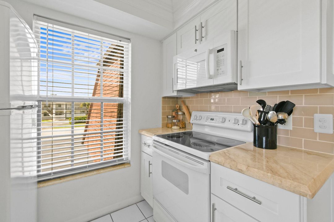 For Sale: $215,000 (2 beds, 2 baths, 915 Square Feet)