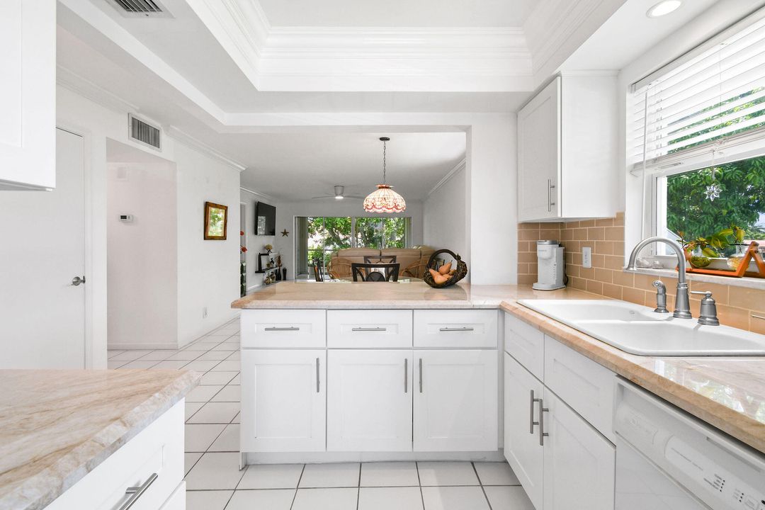 For Sale: $215,000 (2 beds, 2 baths, 915 Square Feet)