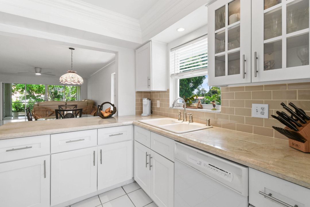 For Sale: $215,000 (2 beds, 2 baths, 915 Square Feet)