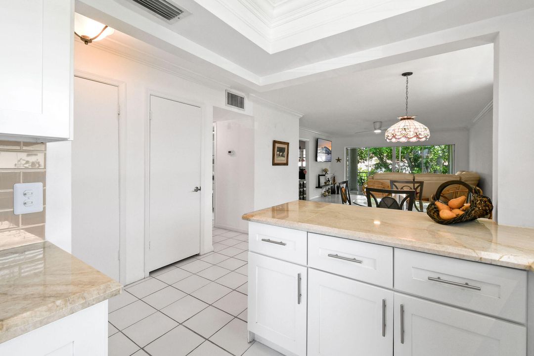 For Sale: $215,000 (2 beds, 2 baths, 915 Square Feet)