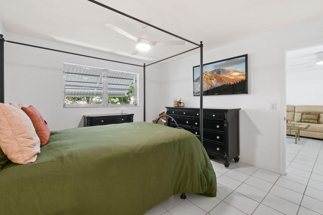 For Sale: $215,000 (2 beds, 2 baths, 915 Square Feet)