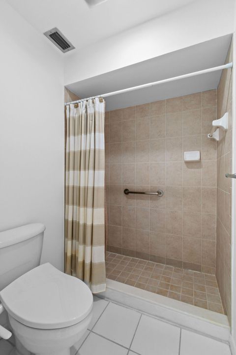 For Sale: $215,000 (2 beds, 2 baths, 915 Square Feet)