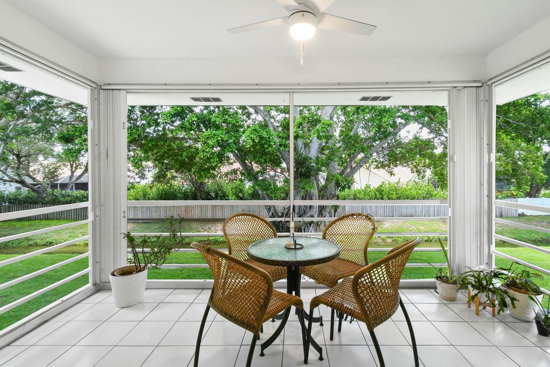 For Sale: $215,000 (2 beds, 2 baths, 915 Square Feet)