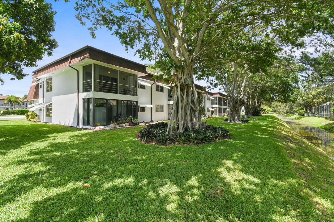 For Sale: $215,000 (2 beds, 2 baths, 915 Square Feet)