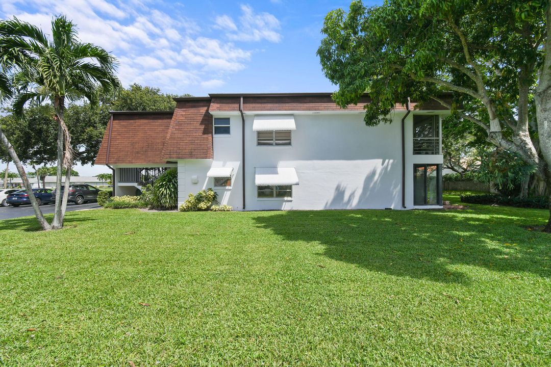 For Sale: $215,000 (2 beds, 2 baths, 915 Square Feet)