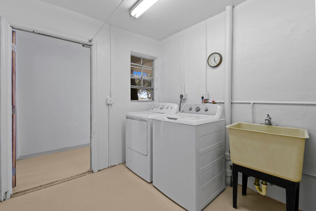 For Sale: $215,000 (2 beds, 2 baths, 915 Square Feet)