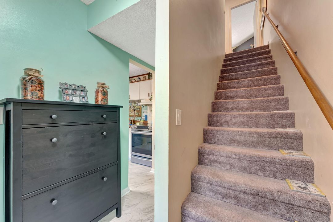 На продажу: $287,500 (2 спален, 1 ванн, 1224 Квадратных фут)