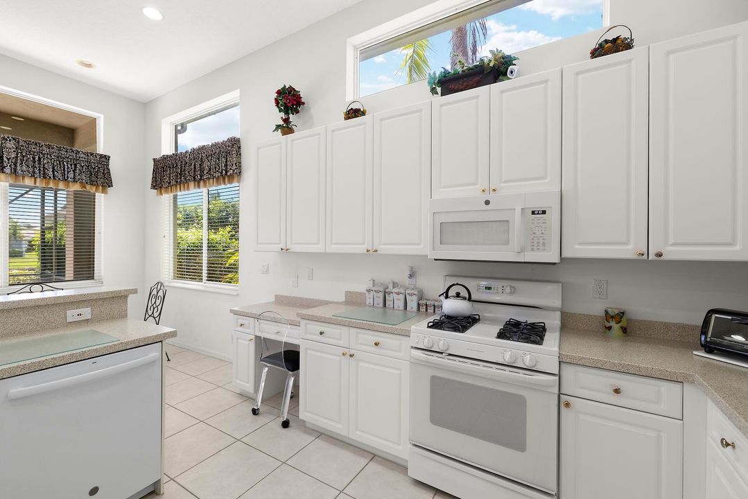 For Sale: $580,000 (3 beds, 2 baths, 2515 Square Feet)