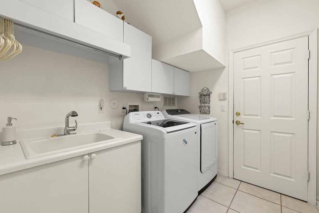 For Sale: $580,000 (3 beds, 2 baths, 2515 Square Feet)