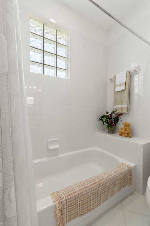 For Sale: $580,000 (3 beds, 2 baths, 2515 Square Feet)