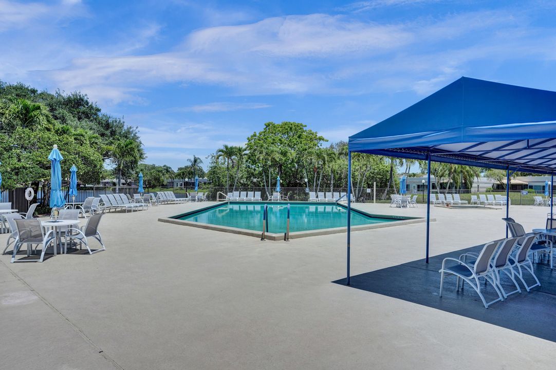 Active With Contract: $279,600 (2 beds, 2 baths, 1227 Square Feet)