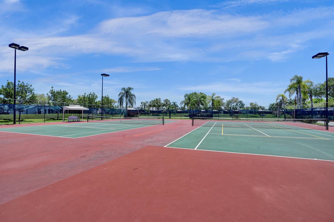 Active With Contract: $279,600 (2 beds, 2 baths, 1227 Square Feet)