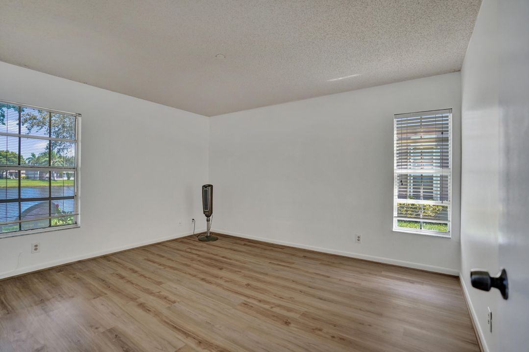 Active With Contract: $279,600 (2 beds, 2 baths, 1227 Square Feet)