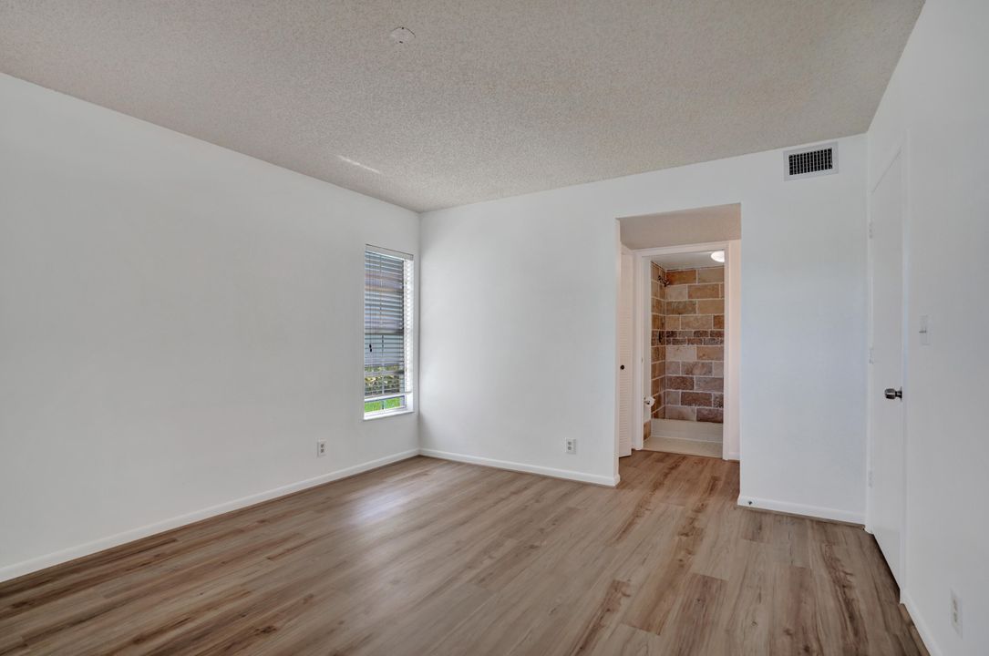 Active With Contract: $279,600 (2 beds, 2 baths, 1227 Square Feet)