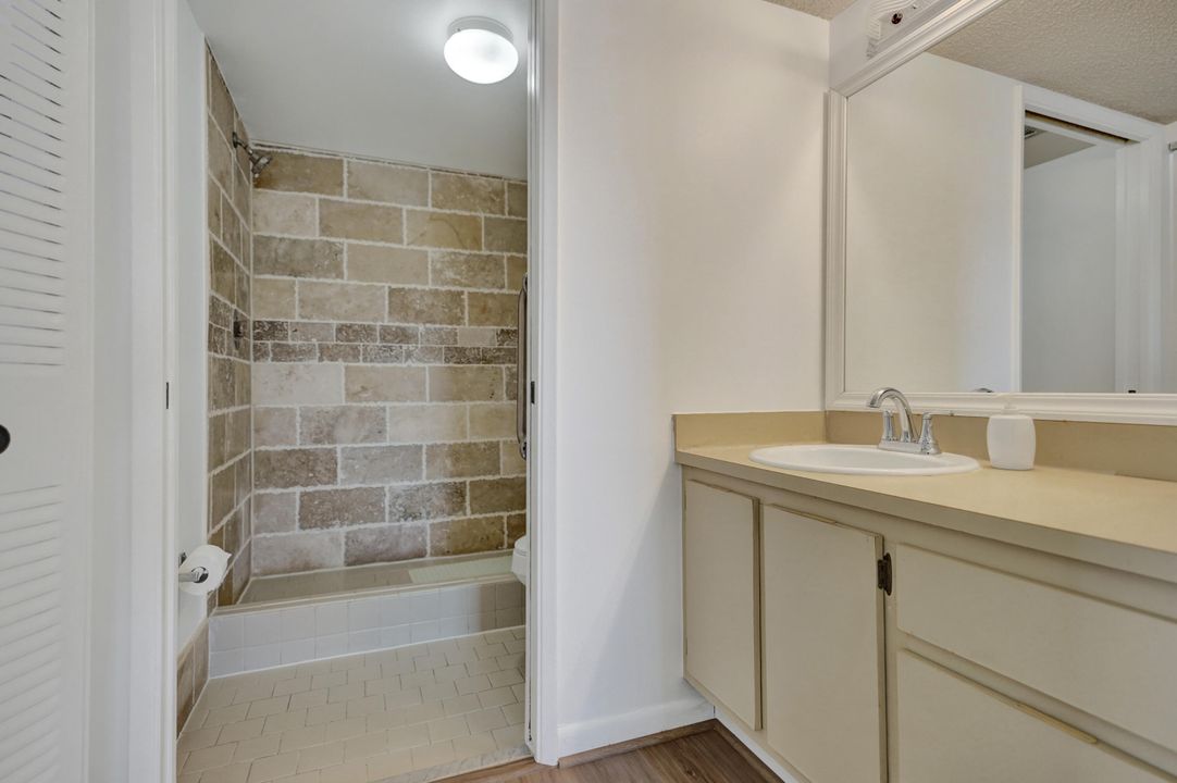 Active With Contract: $279,600 (2 beds, 2 baths, 1227 Square Feet)