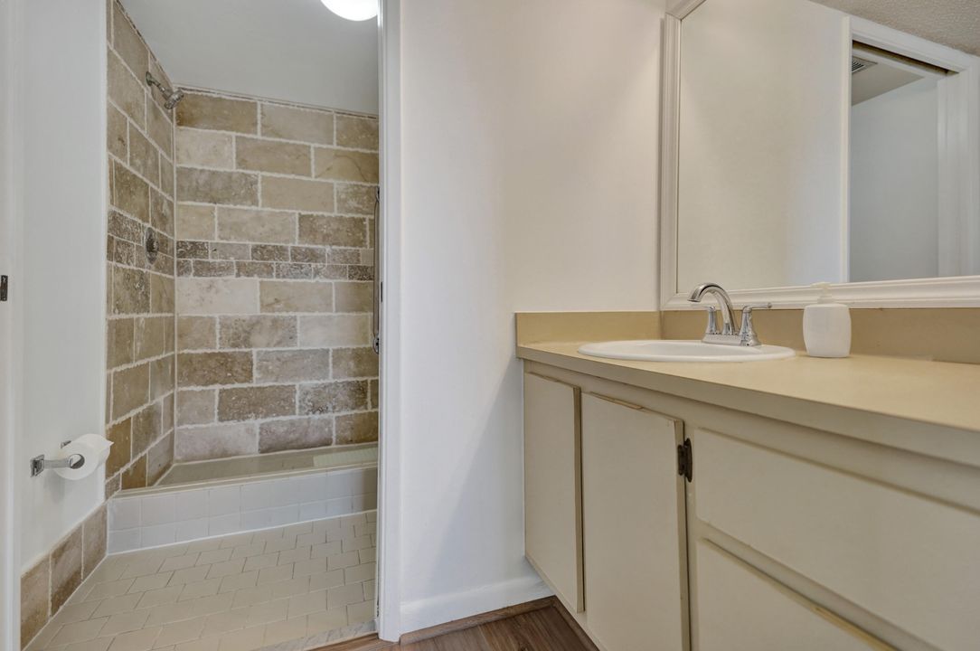 Active With Contract: $279,600 (2 beds, 2 baths, 1227 Square Feet)