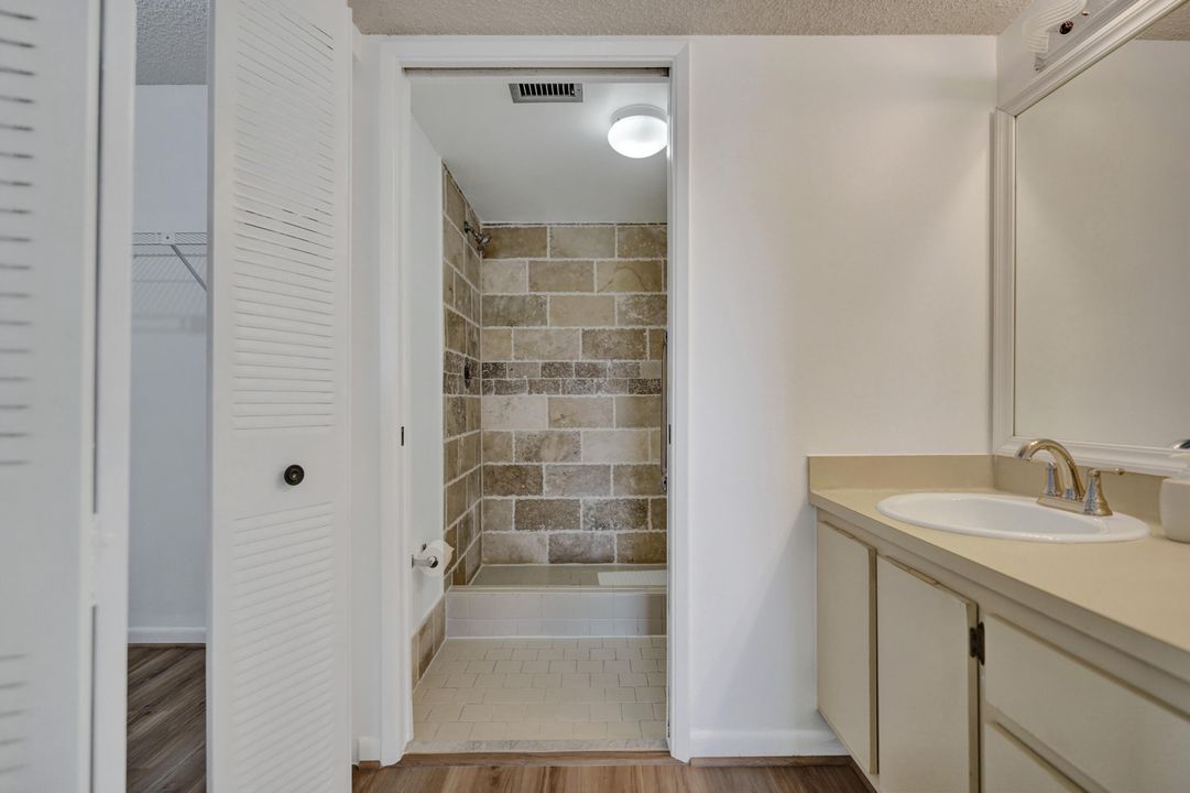 Active With Contract: $279,600 (2 beds, 2 baths, 1227 Square Feet)