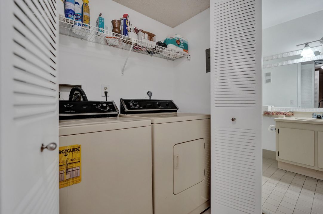 Active With Contract: $279,600 (2 beds, 2 baths, 1227 Square Feet)