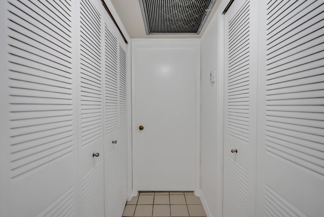 Active With Contract: $279,600 (2 beds, 2 baths, 1227 Square Feet)