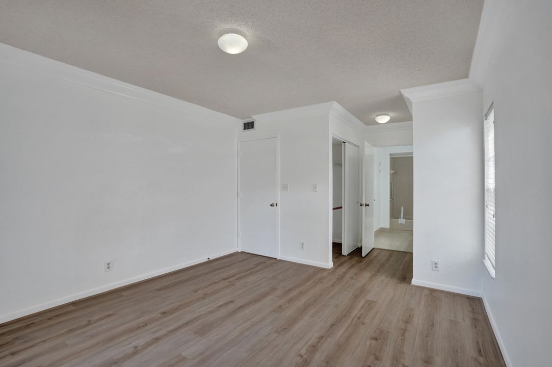 Active With Contract: $279,600 (2 beds, 2 baths, 1227 Square Feet)