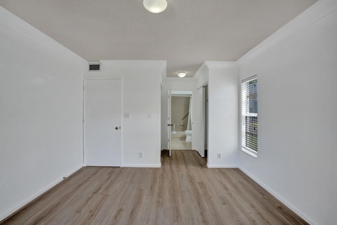 Active With Contract: $279,600 (2 beds, 2 baths, 1227 Square Feet)