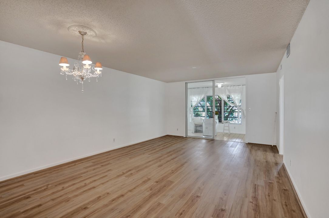 Active With Contract: $279,600 (2 beds, 2 baths, 1227 Square Feet)