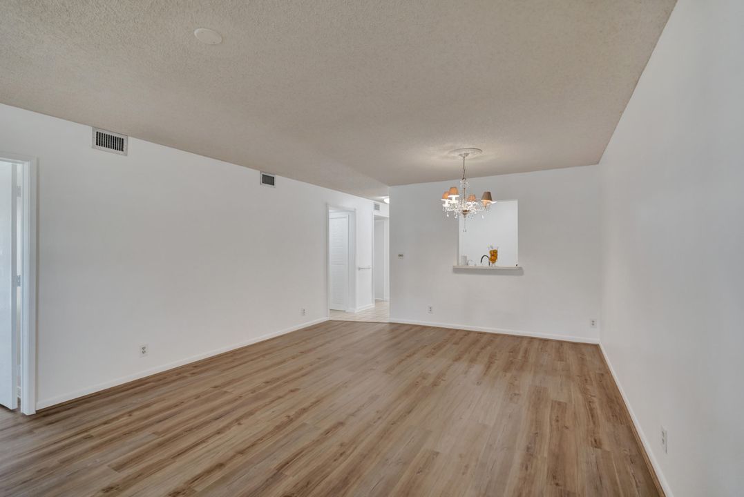 Active With Contract: $279,600 (2 beds, 2 baths, 1227 Square Feet)