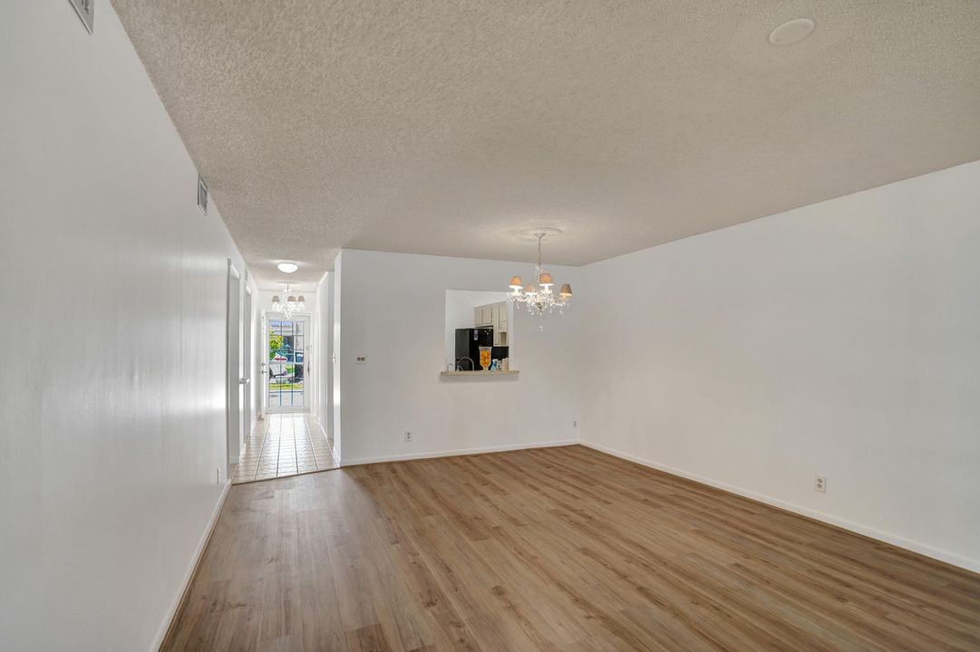 Active With Contract: $279,600 (2 beds, 2 baths, 1227 Square Feet)