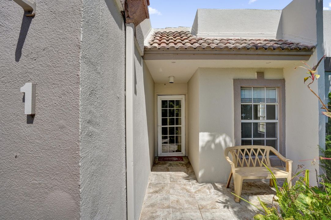 Active With Contract: $279,600 (2 beds, 2 baths, 1227 Square Feet)