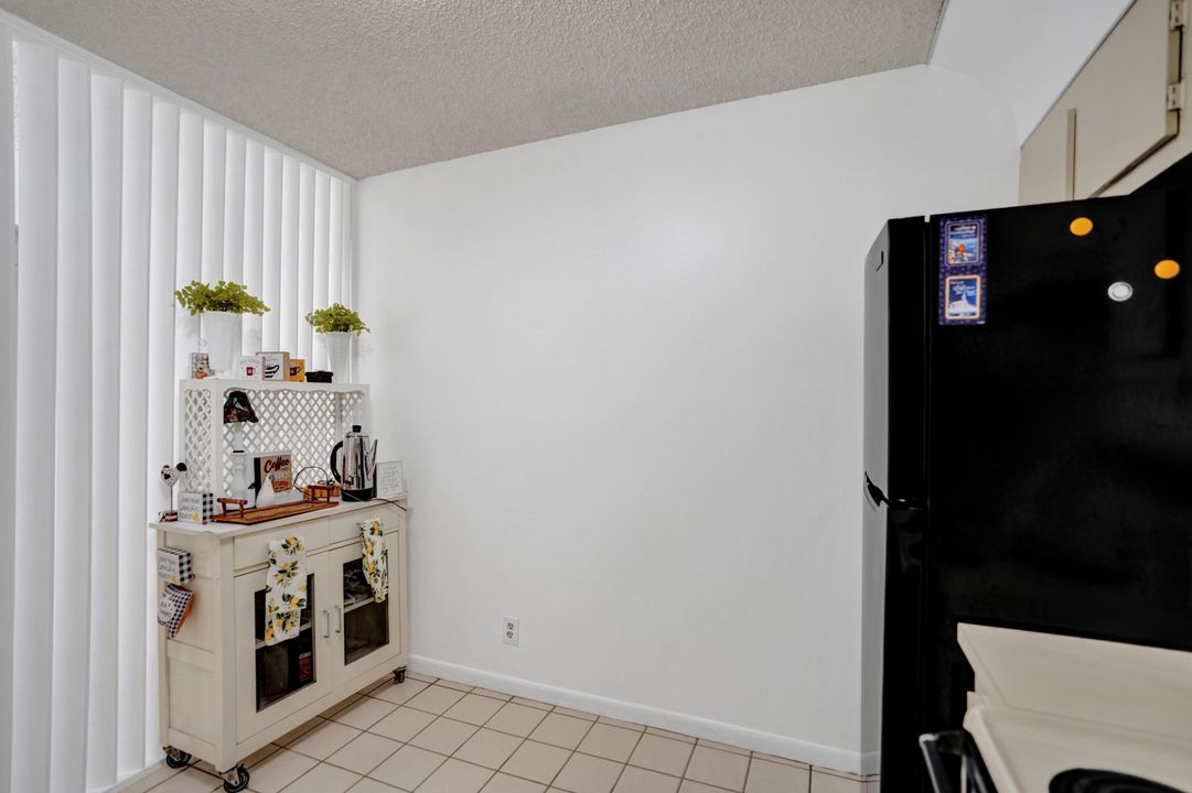 Active With Contract: $279,600 (2 beds, 2 baths, 1227 Square Feet)