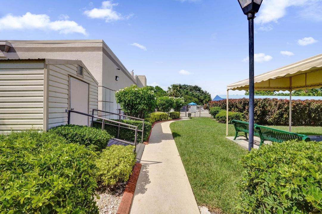 Active With Contract: $279,600 (2 beds, 2 baths, 1227 Square Feet)