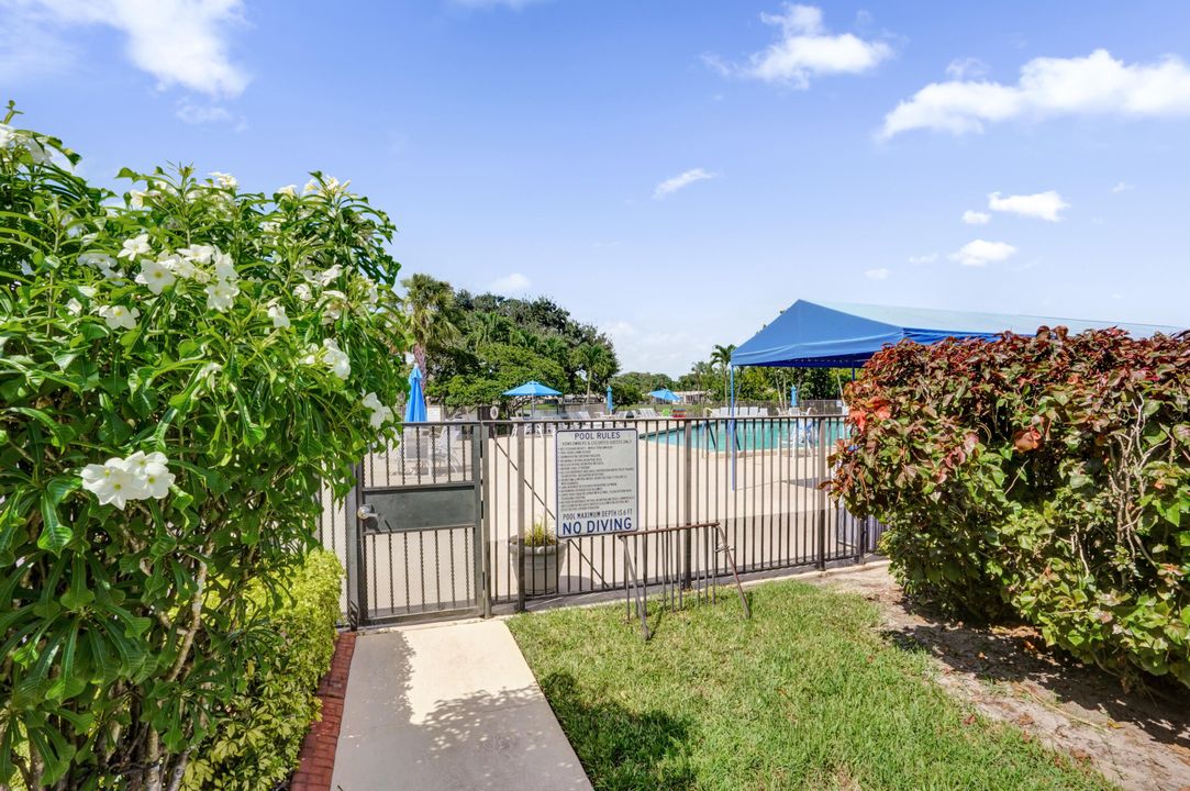 Active With Contract: $279,600 (2 beds, 2 baths, 1227 Square Feet)