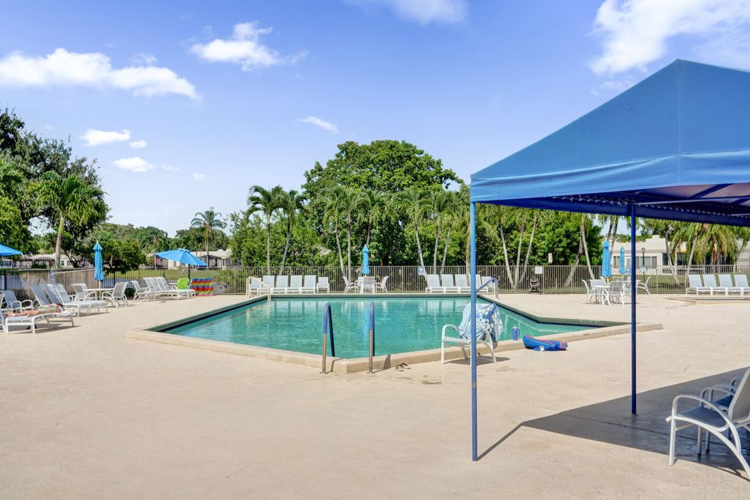 Active With Contract: $279,600 (2 beds, 2 baths, 1227 Square Feet)