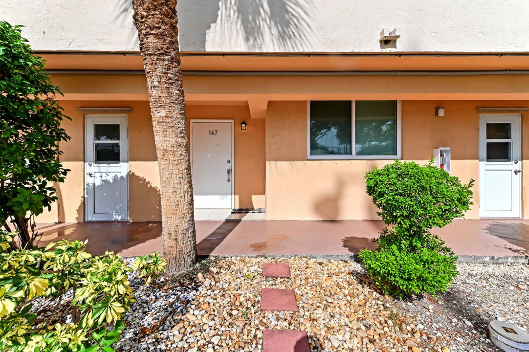 For Sale: $199,900 (2 beds, 2 baths, 984 Square Feet)