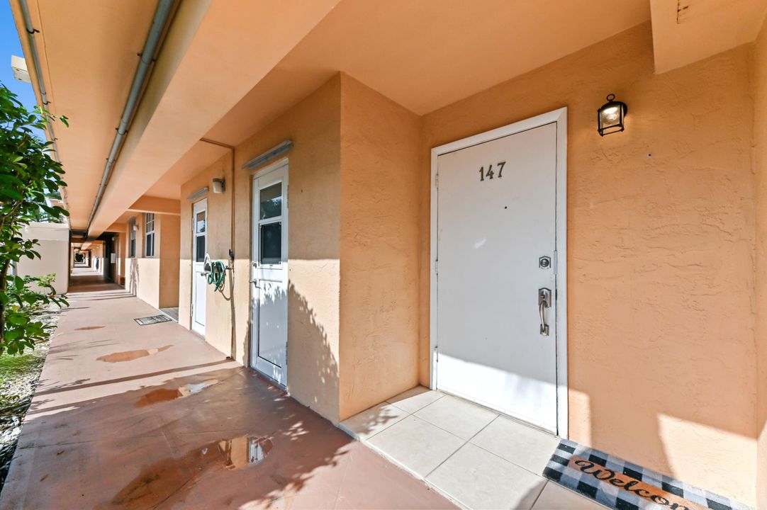 For Sale: $199,900 (2 beds, 2 baths, 984 Square Feet)
