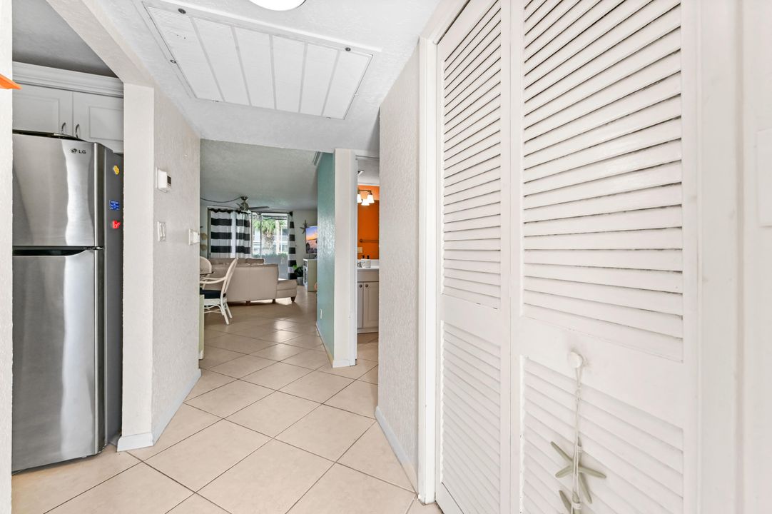 For Sale: $199,900 (2 beds, 2 baths, 984 Square Feet)